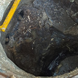 פתח ביוב עם לכלוך ומים