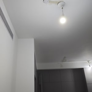 מנורה תלויה מהתקרה עם חוט חשמל חשוף