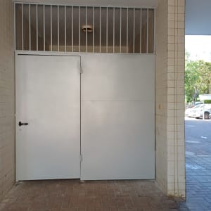 דלת מתכת עם סורגים בחניה מקורה