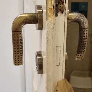 ידית דלת פגומה עם סימני פריצה