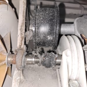 חלקי מכונה עם גלגלת ומוט מתכת מאובקים