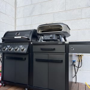 גריל גז מקצועי עם כיריים חיצוניות על רצפת עץ