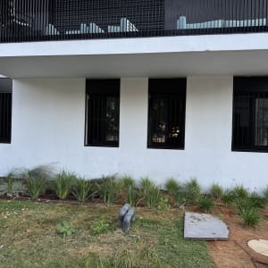 שלושה חלונות עם סורגים על קיר לבן