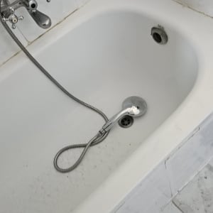 אמבטיה עם ברז ומקלחת יד