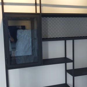 ארון עם מדפים ודלת זכוכית, שקית פלסטיק בפנים