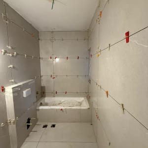 חדר אמבטיה בתהליך שיפוץ עם אריחים חדשים