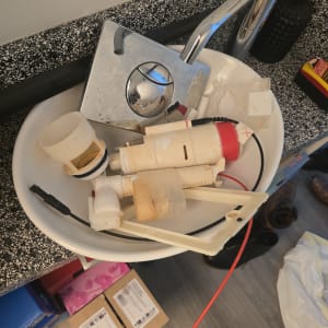 חלקי אינסטלציה בכיור עם ברז