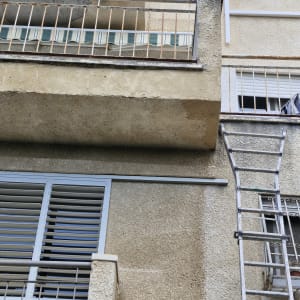 סולם צמוד לקיר עם סימני צבע שונים