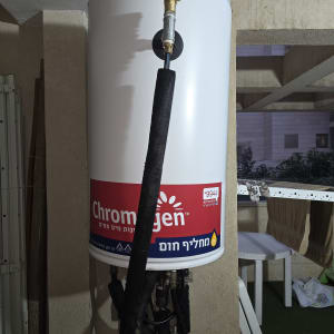 דוד שמש מותקן על קיר עם צינורות מחוברים