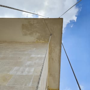 חבלים מחוברים למבנה גבוה בשמיים כחולים