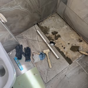 שיפוץ רצפה עם כלים ואריחים שבורים