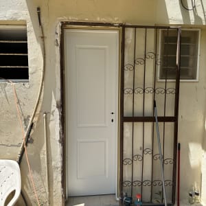 דלת לבנה עם כלי עבודה ליד