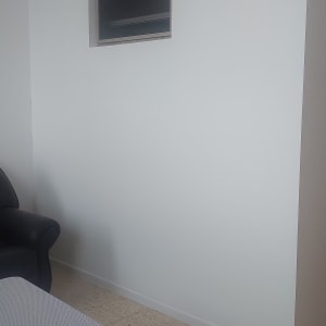 קיר גבס עם נישה לטלוויזיה בחדר מגורים