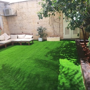 גינה עם דשא סינתטי וריהוט גן