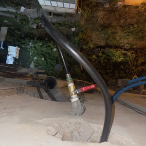 צינור מים עם ברז על גג בניין