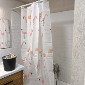 וילון אמבטיה עם דוגמת פלמינגו ודלי עם כלי עבודה