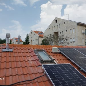 פאנלים סולאריים על גג רעפים עם אטימה סביבם
