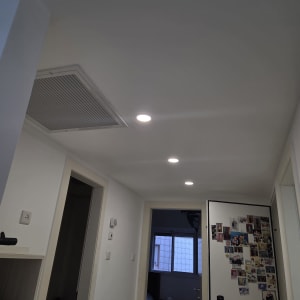 תאורת תקרה ומזגן מותקן במסדרון ביתי