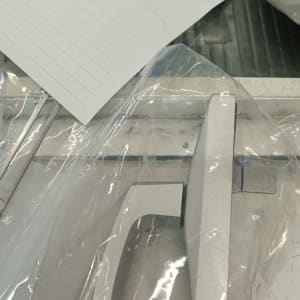 ידית מתכת עטופה בניילון על שולחן עבודה