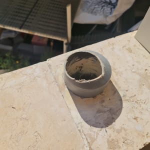 צינור פלסטיק חתוך על משטח אבן