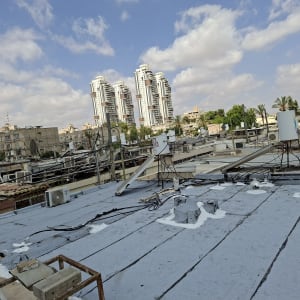 גגות עם מערכות סולאריות ונוף עירוני