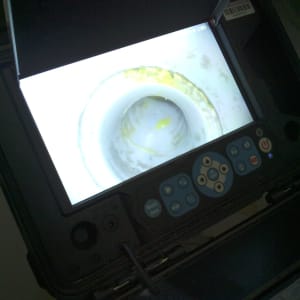 מכשיר בדיקה עם מסך מציג צינור