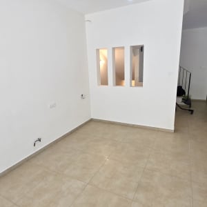 חדר ריק עם קירות צבועים ולוח רצפה