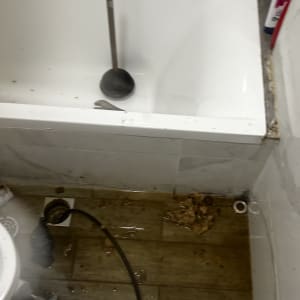 פומפה באמבטיה עם מים על הרצפה