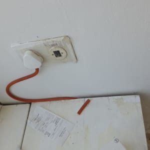 שקע חשמל עם כבל ותמונה של חשבונית על שולחן