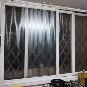 חלון זכוכית מטבח עם מחבת וכיריים