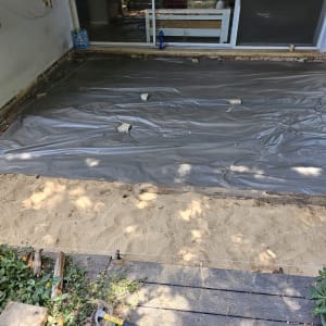 חול, יריעות פלסטיק, פטיש, מדידה, שיפוץ חצר