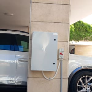 ארון חשמל לבן עם כבל מחובר לקיר