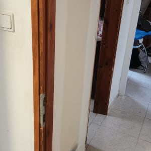 דלת עץ עם משקוף ותיקון קיר