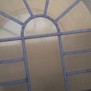 מבנה קשת מתכת עם לוחות שקופים