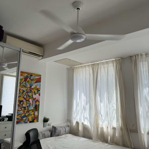 מאוורר תקרה לבן מותקן בחדר שינה מואר