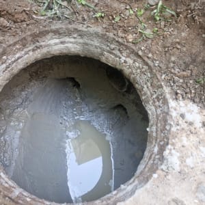 פתח ביוב עם מים ובוץ מסביב