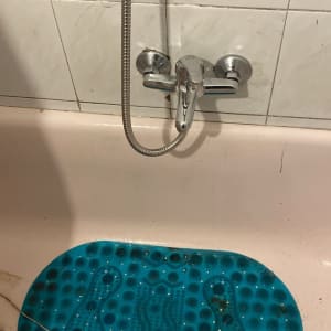 ברז אמבטיה עם שטיחון נגד החלקה