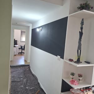 מסדרון עם קיר צבוע, מדפים וחפצים דקורטיביים