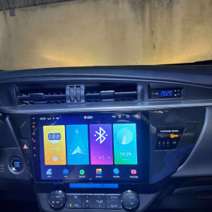 מסך מולטימדיה ברכב עם אפליקציות ניווט ומוזיקה