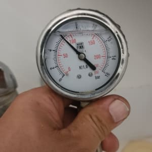 מד לחץ ידני עם מחוגה למדידת לחץ אוויר