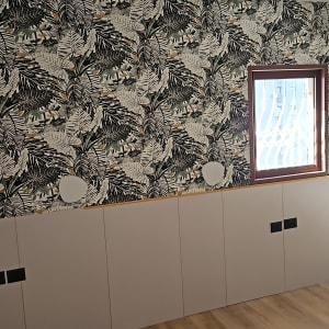 חדר עם טפט על הקיר ורצפת פרקט