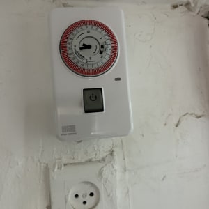 שעון טיימר חשמלי ושקע בקיר