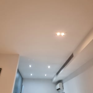 תאורת ספוטים שקועים דקורטיביים מותקנים על קיר בדירה