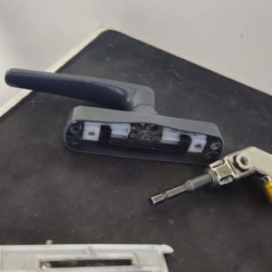 ידית וחלקי מתכת על שולחן שחור