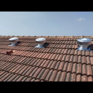 גג רעפים עם שלושה פתחי אוורור מתכתיים