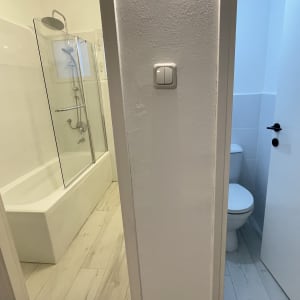 אמבטיה חדשה עם דלת זכוכית ומקלחת מותקנת