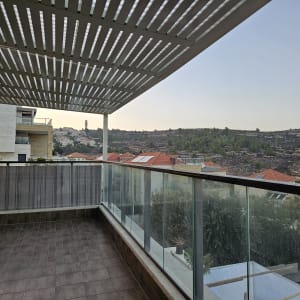 פרגולה מאלומיניום על מרפסת עם נוף הררי