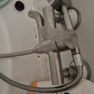 ברז אמבטיה עם צינור מתכת ומוצר טיפוח