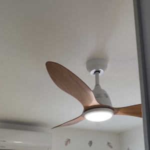 מאוורר תקרה עם תאורה מובנית