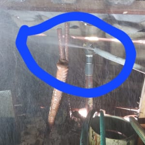 צינור מים דולף עם סימון כחול